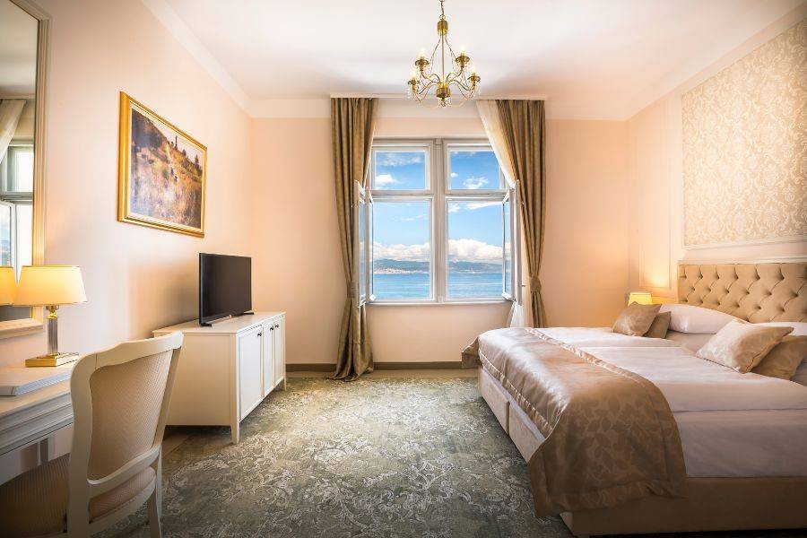 Doppelzimmer in neutralen Tönen. Ausblick auf das Meer.