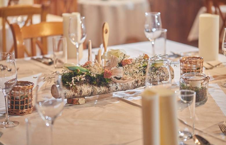 Gederckter TIsch in der Eventlocation Almhütte Graz des I AM HOTELS Graz Seiersberg mit urigem Ambiente für Firmenfeiern, Weihnachtsfeiern und Seminare nahe Graz
