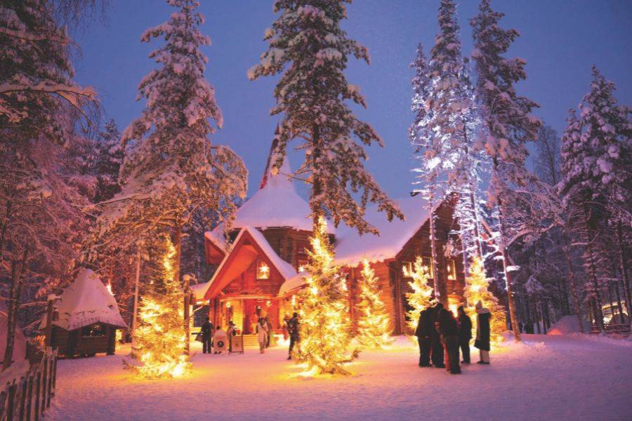Beleuchtetes Holzhaus im Winter in Tromsø Norwegen