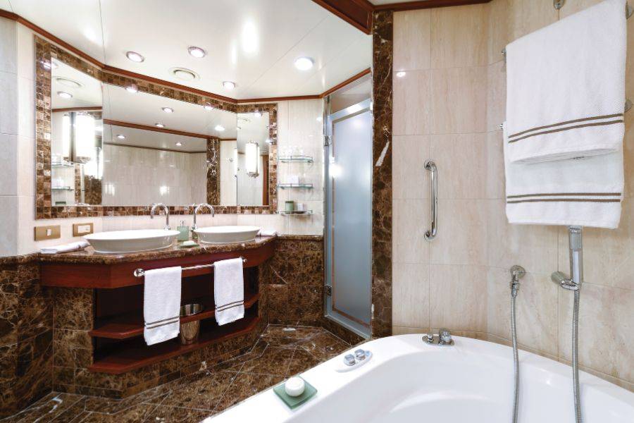 Badezimmerbereich einer Suite der Silver Spirit