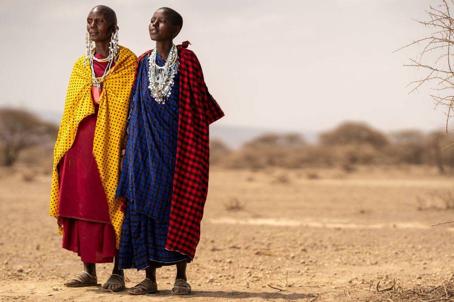 Zwei Frauen in der Steppe in traditionellen Kostümen.