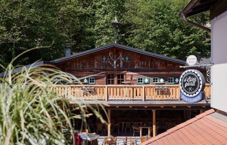 Gederckter TIsch in der Eventlocation Almhütte Graz des I AM HOTELS Graz Seiersberg mit urigem Ambiente für Firmenfeiern, Weihnachtsfeiern und Seminare nahe Graz