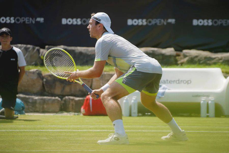 Lucas Miedler in Aktion auf dem Tennisplatz während der BOSS OPEN – volle Konzentration beim Aufschlag.