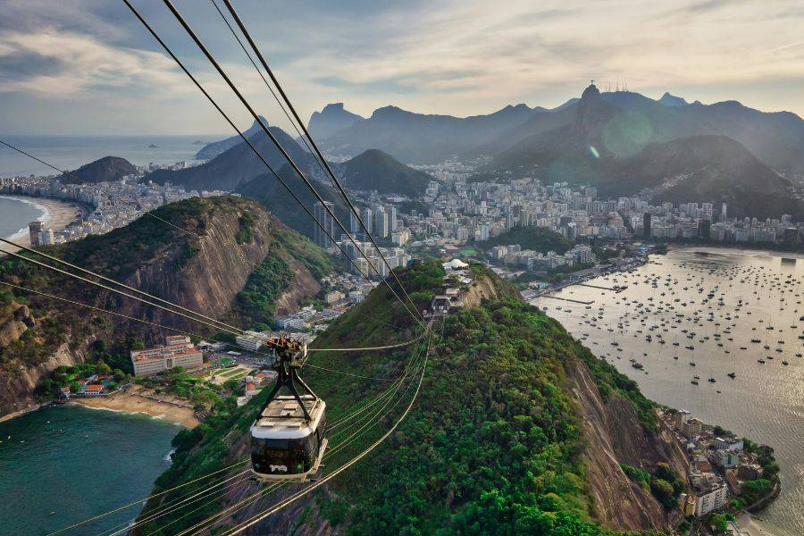 Seilbahn zum Zuckerhut in Rio de Janeiro mit Blick auf die Stadt, Copacabana, Christusstatue und die Guanabara-Bucht – ikonisches Panorama Brasiliens.