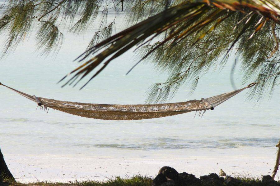Eine Hängematte auf dem Strand.