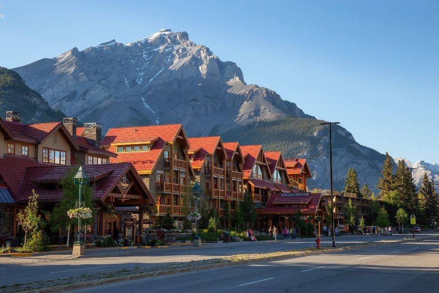 Bergdorf in den kanadischen Rocky Mountains mit Blick auf Banff und umliegende Gipfel
