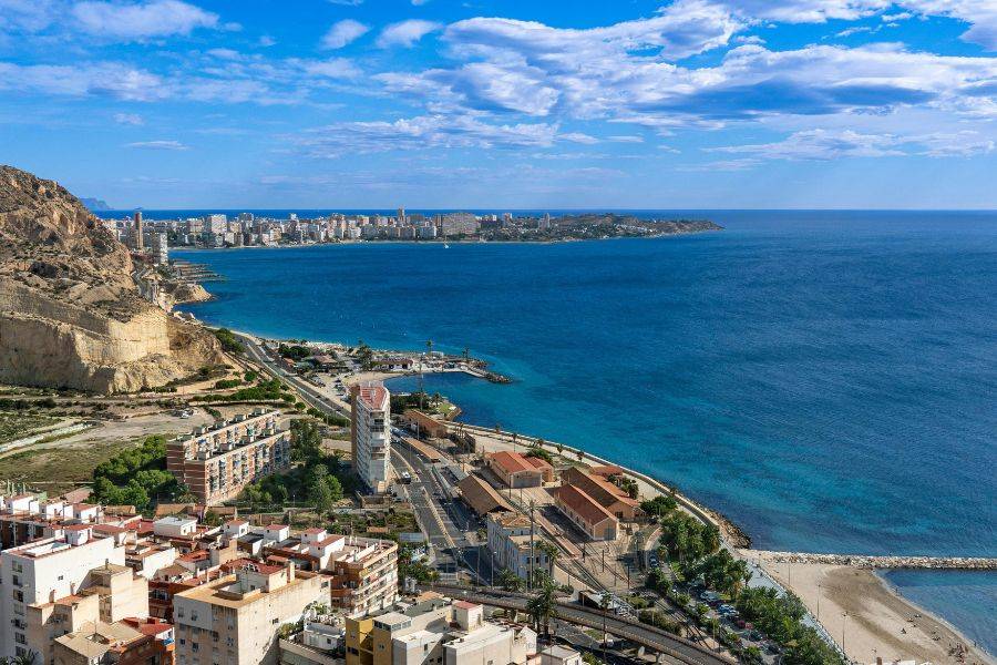 Küstenstadt Alicante mit Strand, türkisblauem Meer und mediterraner Skyline an der Costa Blanca
