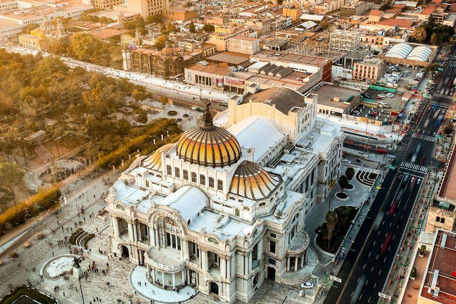 Luftaufnahme des Palacio de Bellas Artes in Mexiko-Stadt bei Sonnenuntergang.