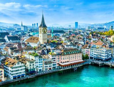 Historische Altstadt in der Schweiz mit Blick über den Fluss und markantem Kirchturm