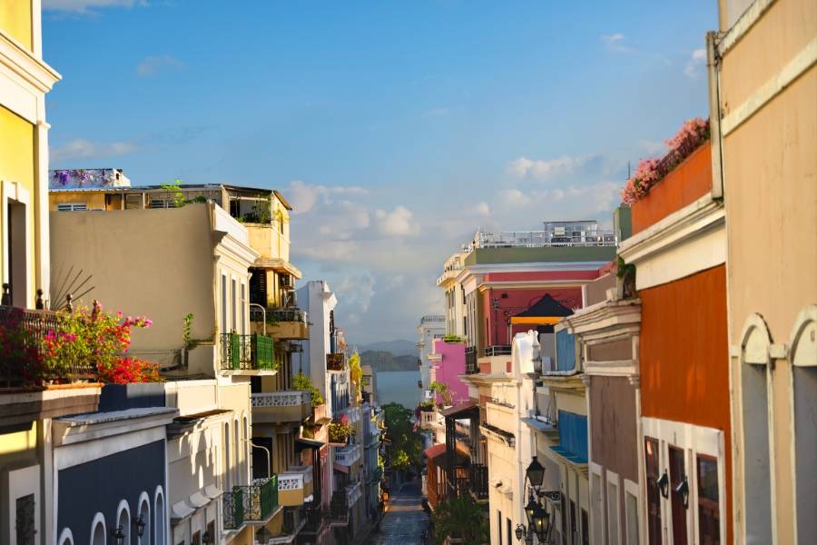 Bunte Häuser und historische Gassen in der Altstadt von San Juan, Puerto Rico