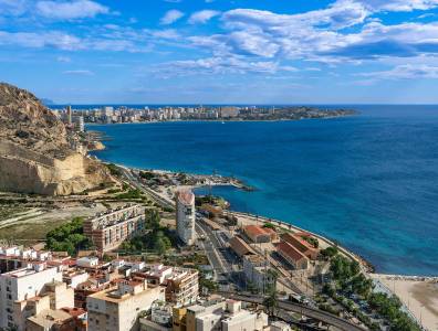 Küstenstadt Alicante mit Strand, türkisblauem Meer und mediterraner Skyline an der Costa Blanca