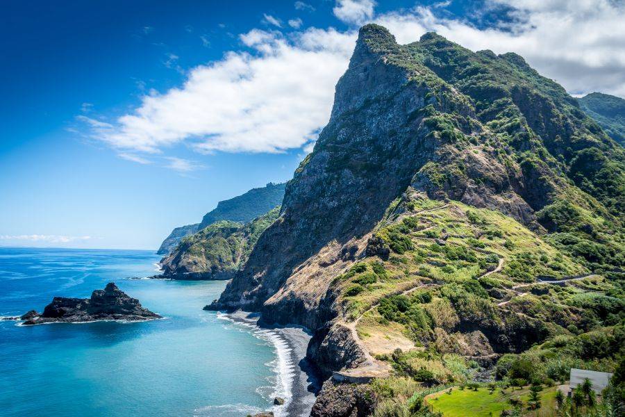 Grüne Felsen an der Küste auf Madeira