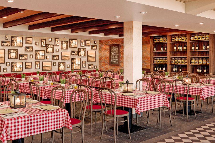 Italienisches Restaurant an Bord der AIDACosma mit rot-weiß karierten Tischdecken und stimmungsvoller Beleuchtung