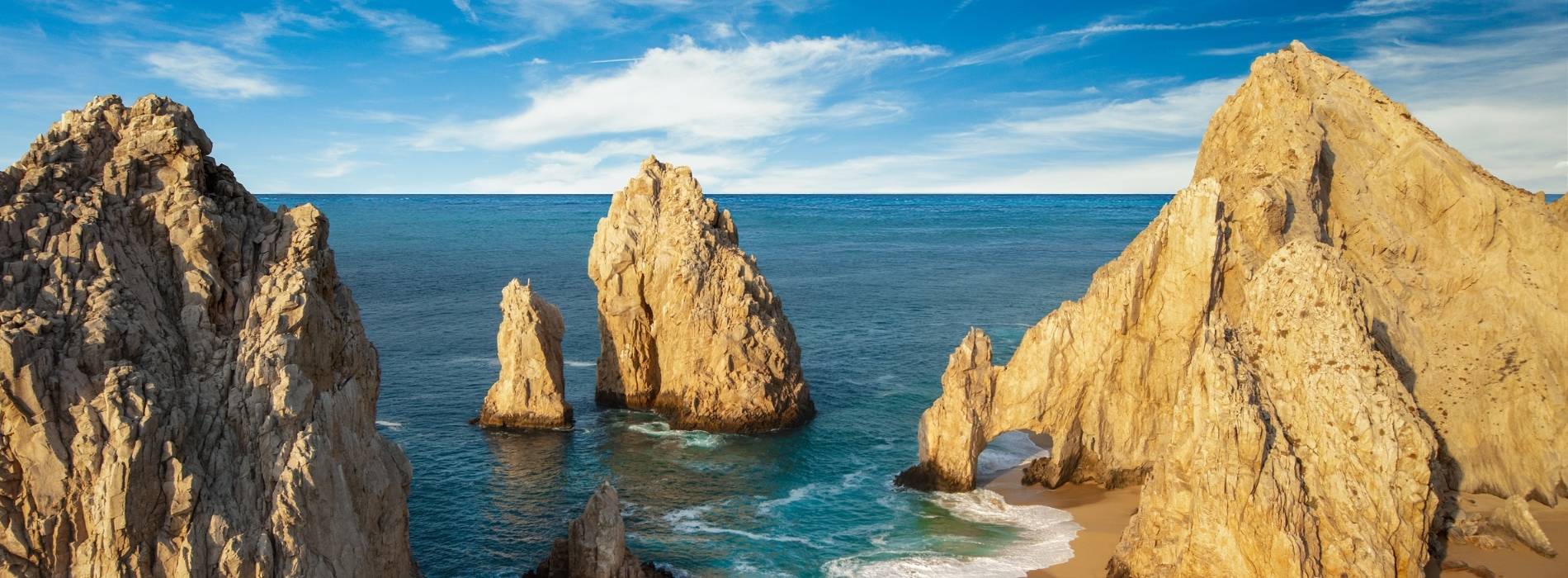 Felsformation El Arco und Küstenklippen in Los Cabos am Pazifik vor blauem Meer