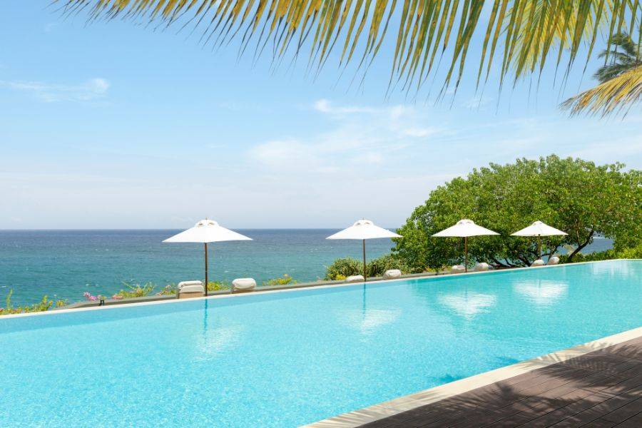Infinity Pool im Uga Prāva mit Blick auf den Indischen Ozean an der Südküste Sri Lankas.