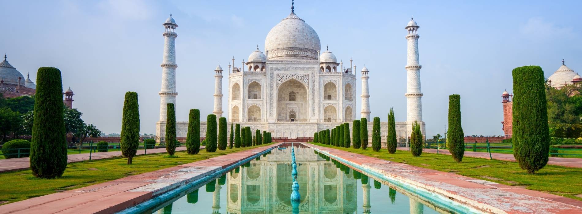 Taj Mahal mit Spiegelbecken und Gartenanlage in Agra, Indien