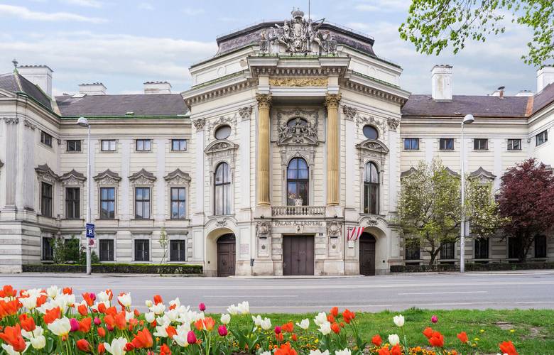 Maria‑Theresien Saal im Palais Auersperg mit prunkvoller Innenausstattung und stilvoller Eventbestuhlung