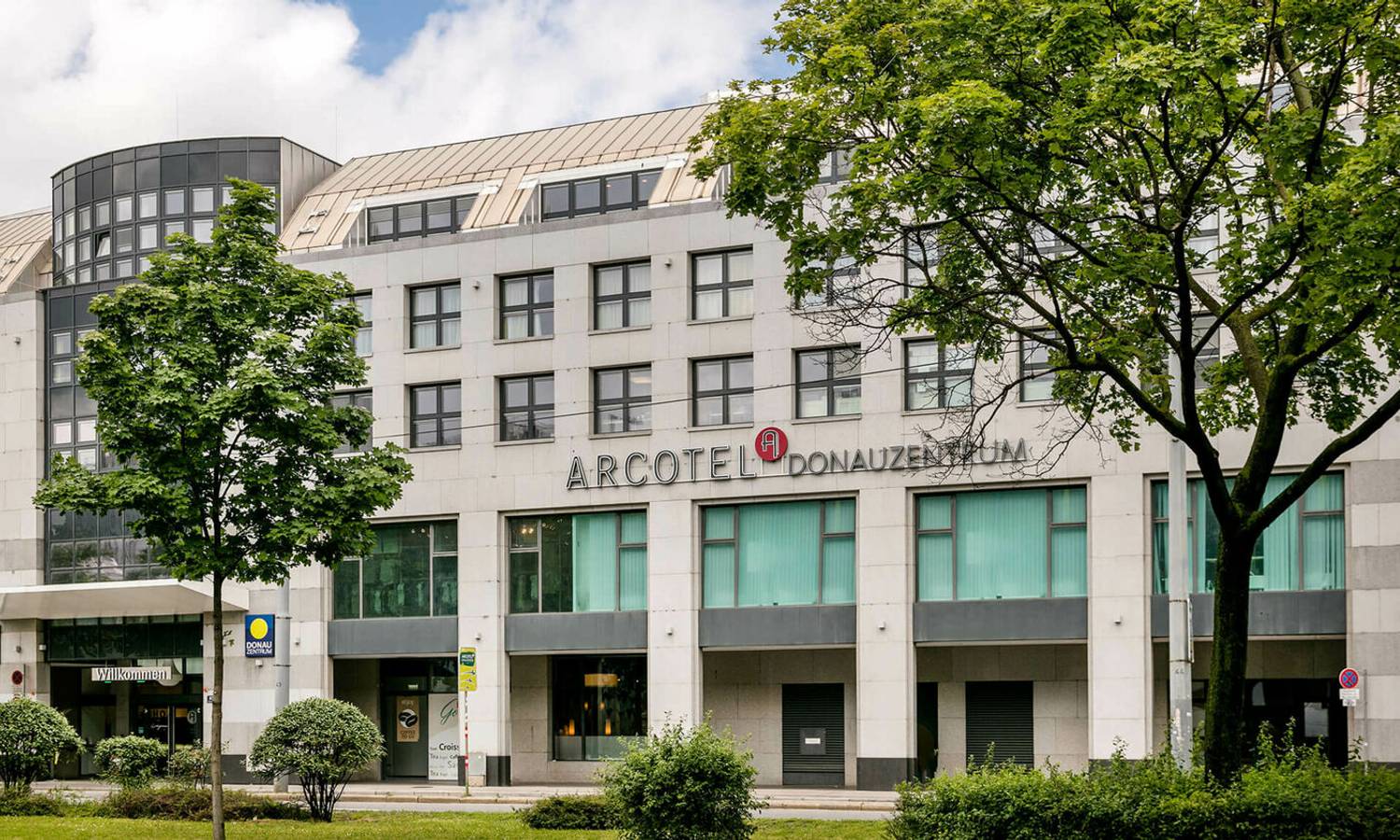 Außenansicht  des moderner  ARCOTEL Donauzentrum Wien als Seminarhotel und Eventlocation im 22. Bezirk