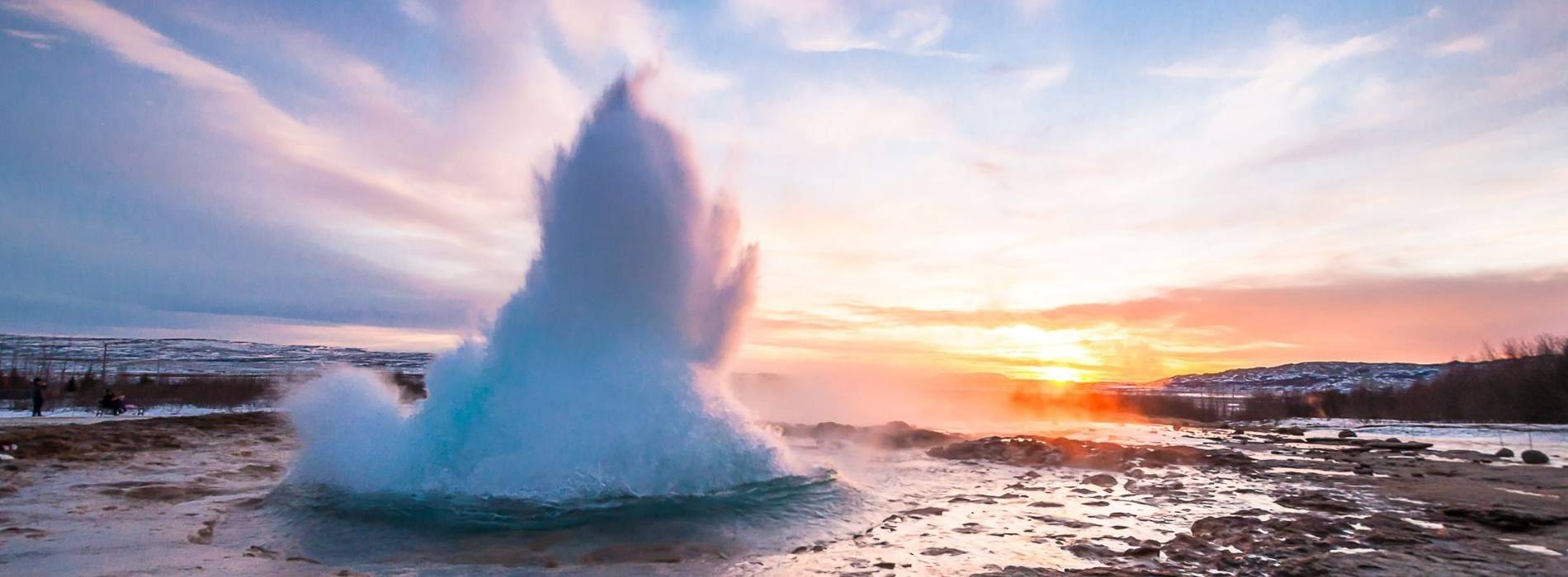 Ausbrechender Strokkur-Geysir im Golden Circle bei Sonnenuntergang