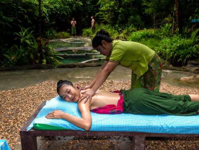 Healing Wellness Behandlung mit traditioneller Thai Massage in ruhiger Naturumgebung in Thailand