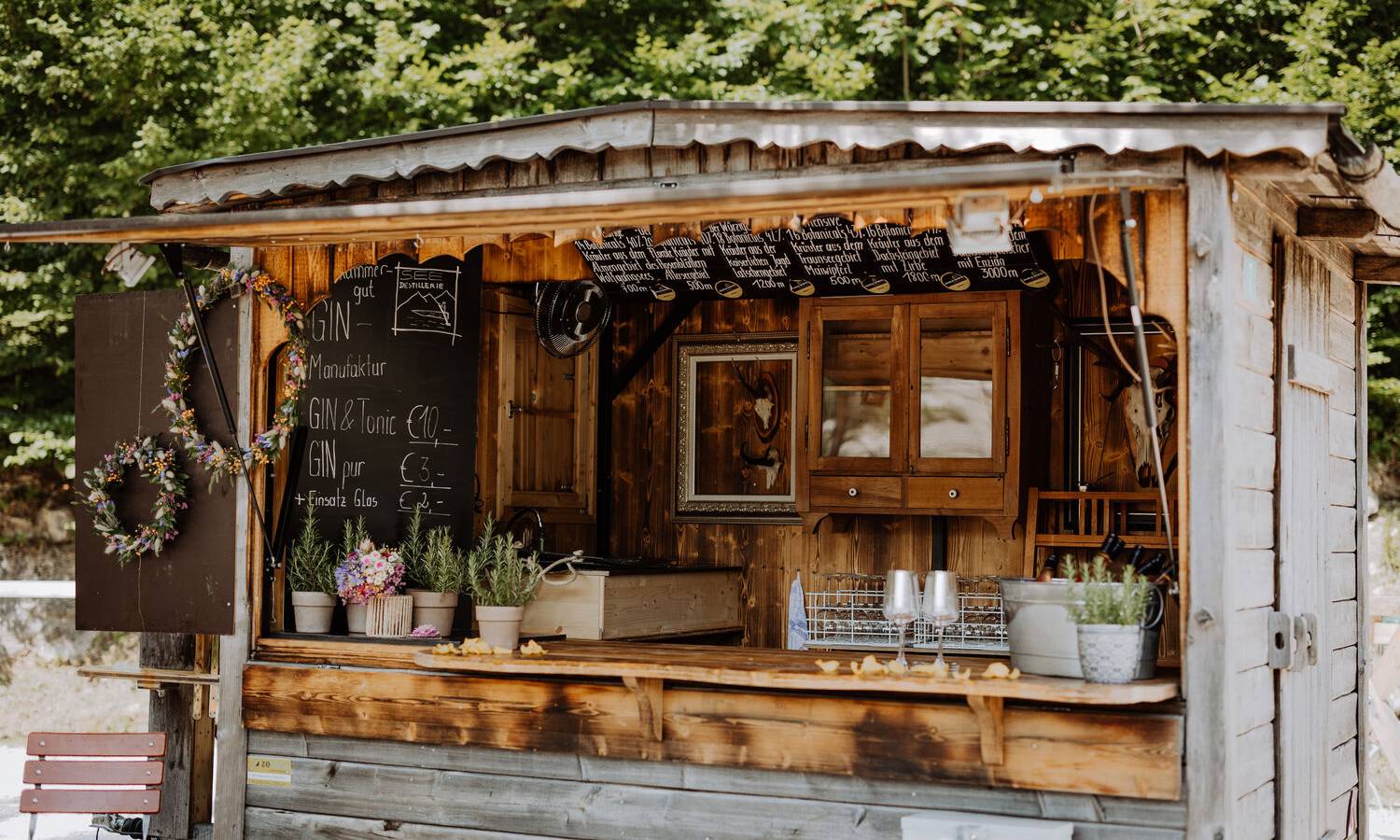 Alm Tapas im Almstadl am Schwarzensee: Wirt präsentiert Holzbrett mit belegten Broten an der Bar
