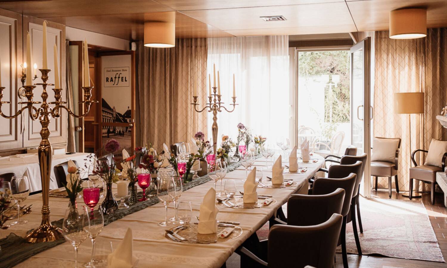 Restaurant im Hotel Raffel mit gedeckten Tischen und regionaler Küche in gemütlicher Atmosphäre für Hochzeiten im Burgenland