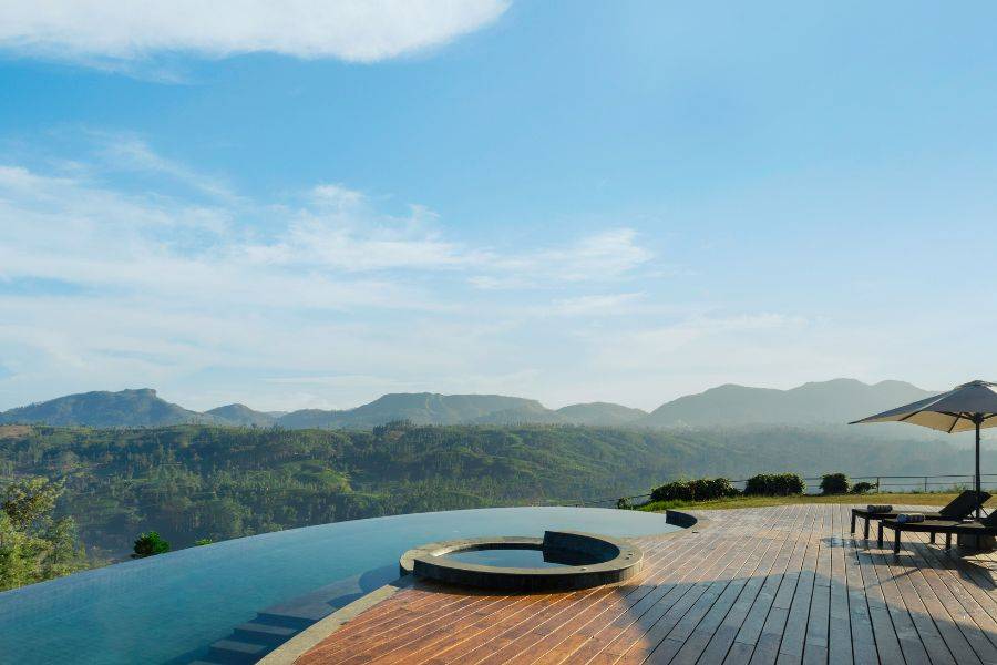 Infinity Pool im Uga Halloowella mit Panoramablick auf die grüne Berglandschaft und das Hochland von Sri Lanka