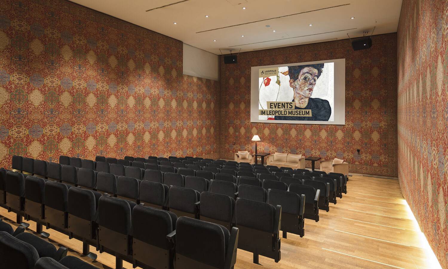 Ansicht des Eventraumes Auditorium in Kinobestuhlung mit Leinwand 