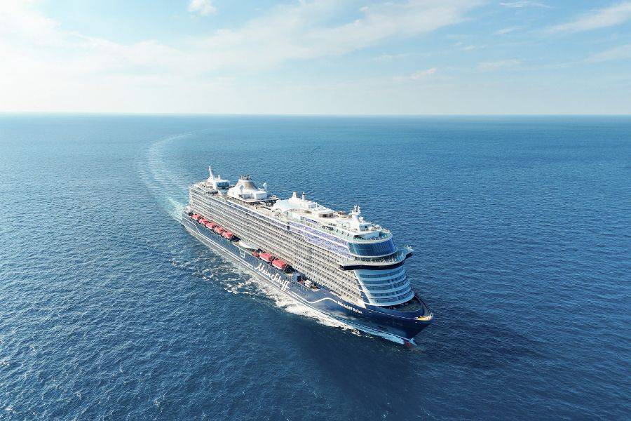 Das Kreuzfahrtschiff, wie es auf hoher See durch das Wasser sticht.