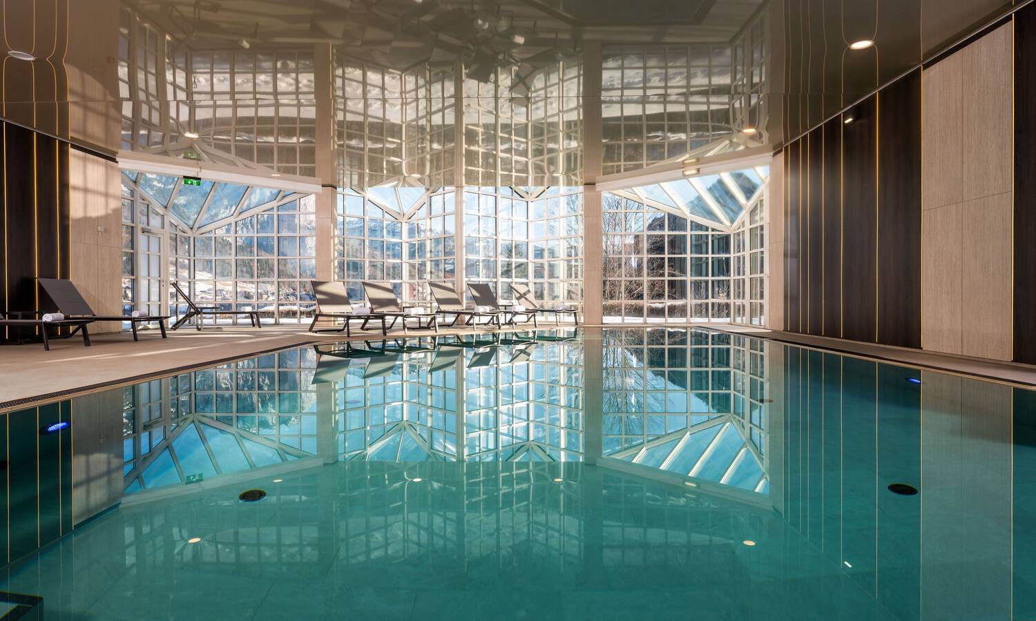 Seminarraum Meetingraum Boardroom  mit orangen Stühlen und grünen Vorhängen