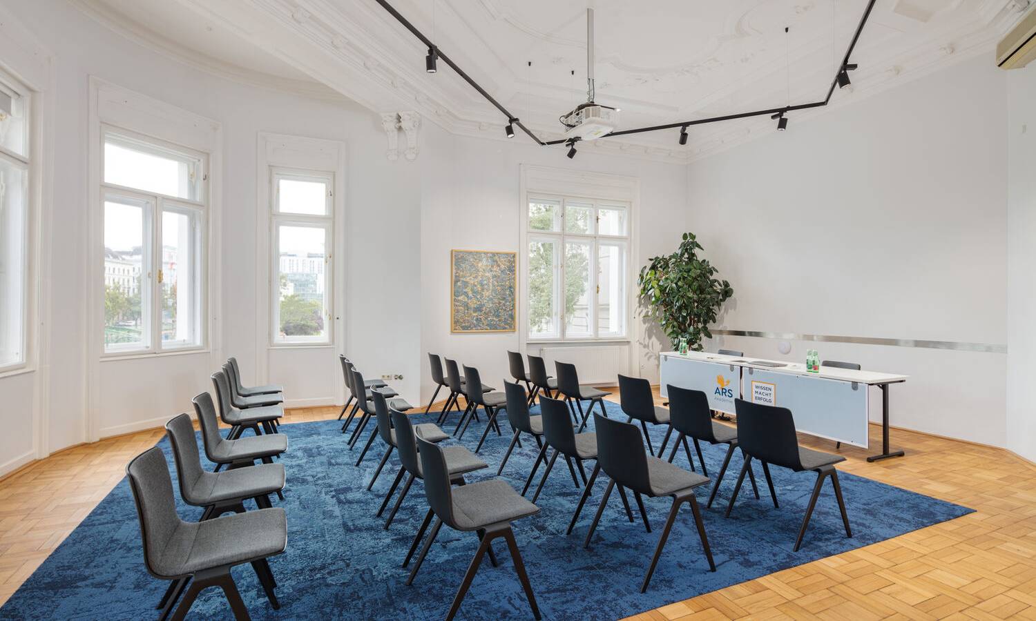 Großer Seminarraum der ARS Akademie mit Tischen, Stühlen und Tageslicht für Veranstaltungen