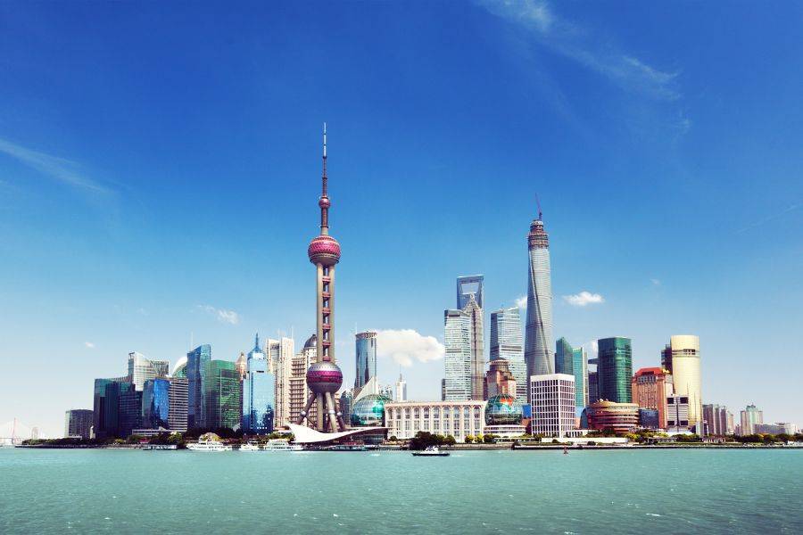 Futuristische Skyline von Pudong in Shanghai mit Oriental Pearl Tower und modernen Wolkenkratzern