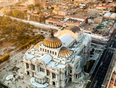 Luftaufnahme des Palacio de Bellas Artes in Mexiko-Stadt bei Sonnenuntergang.