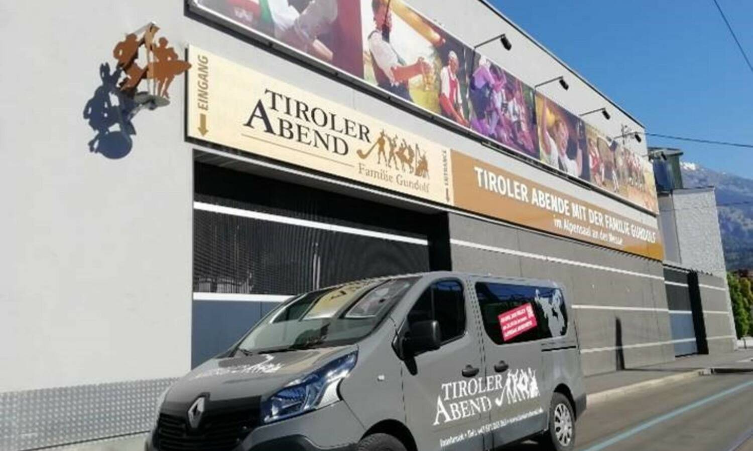Alpensaal Innsbruck mit rustikaler Holzeinrichtung und traditionellem Tiroler Ambiente für Corporate Events Parkett Nordkette mit Bühne