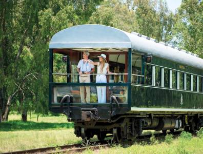 Zwei Personen auf dem Aussichtsbalkon des Rovos Rail