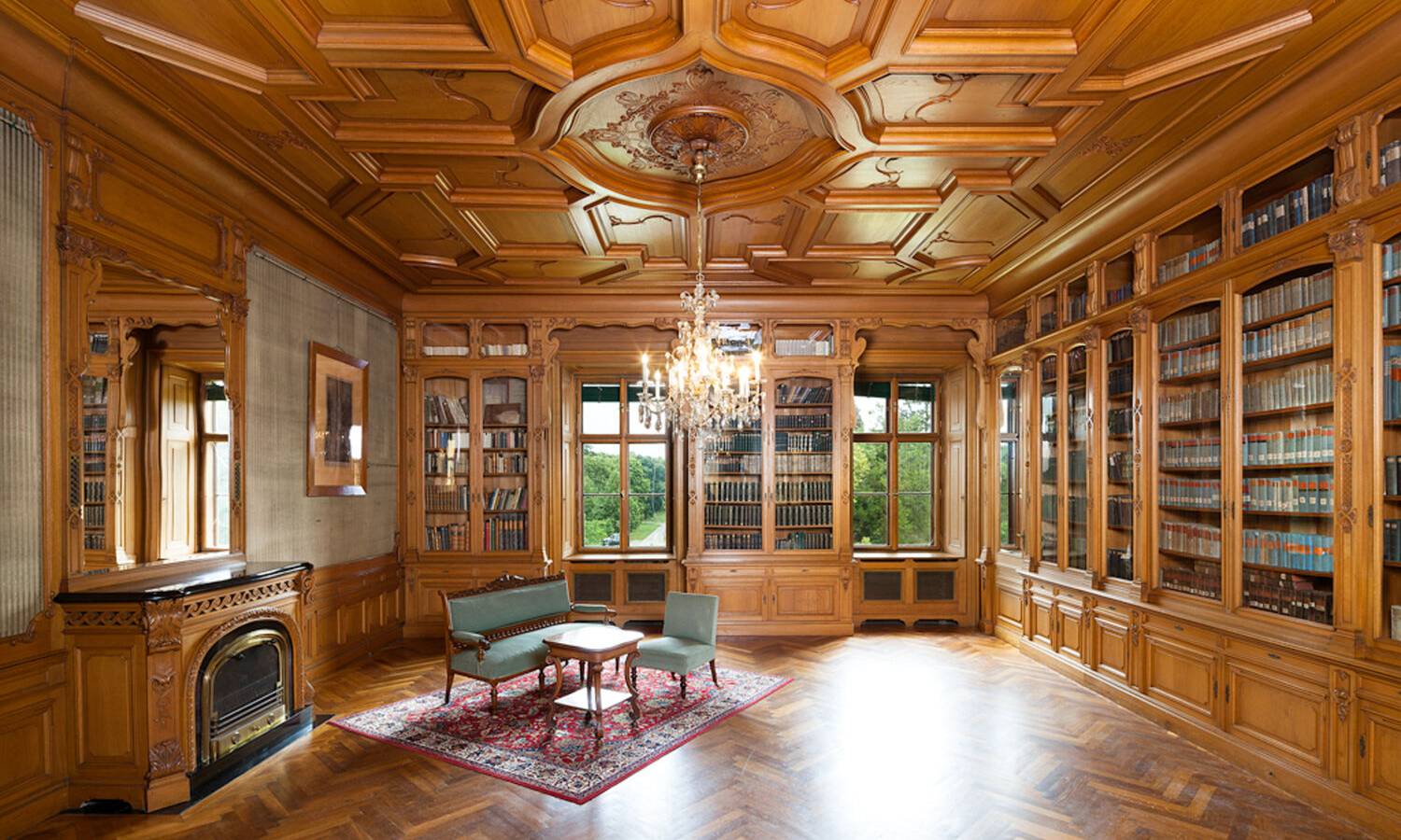 Bibliothek im Schloss Eckartsau mit historischen Bücherregalen und eleganter Raumgestaltung