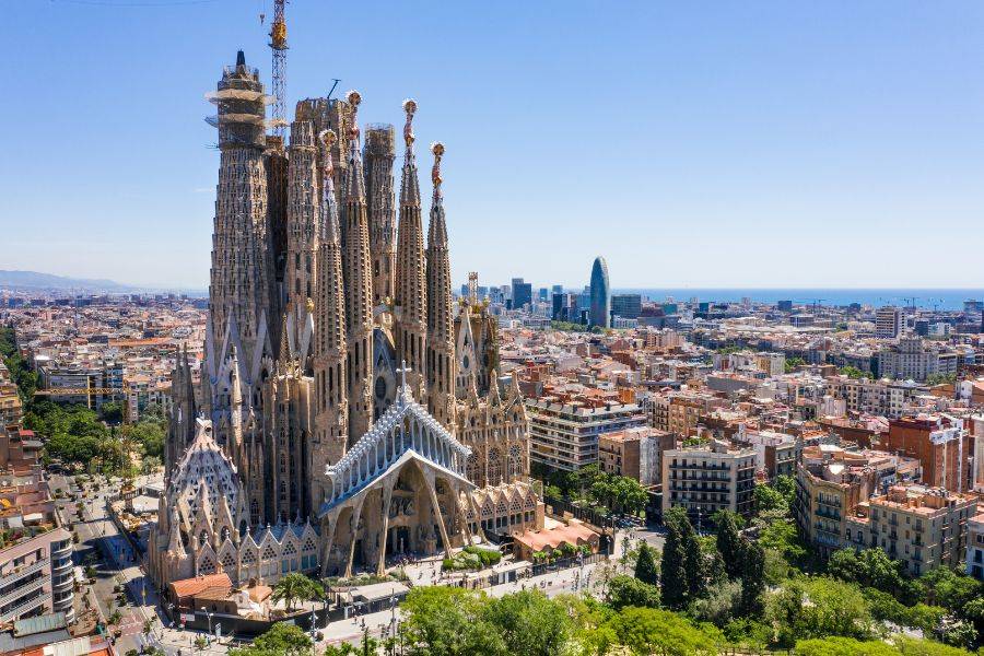 Barcelona von oben mit Sagrad Familia im Vordergrund