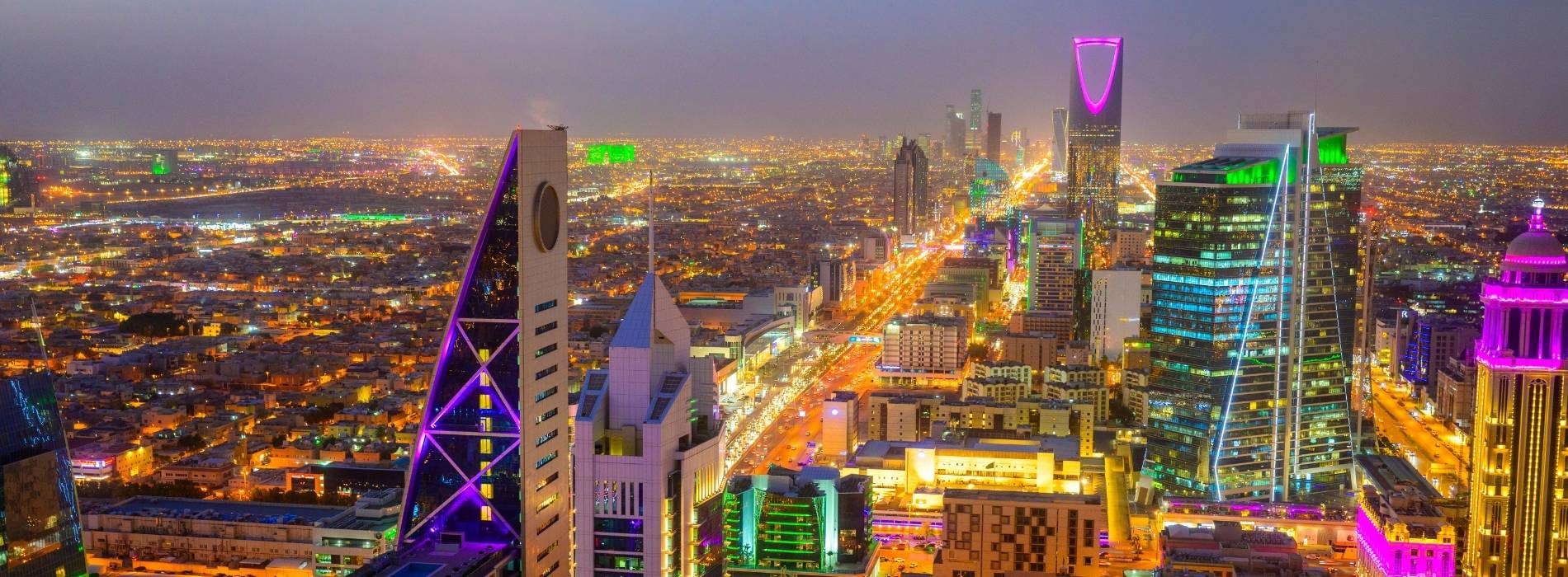 Skyline von Riad bei Nacht