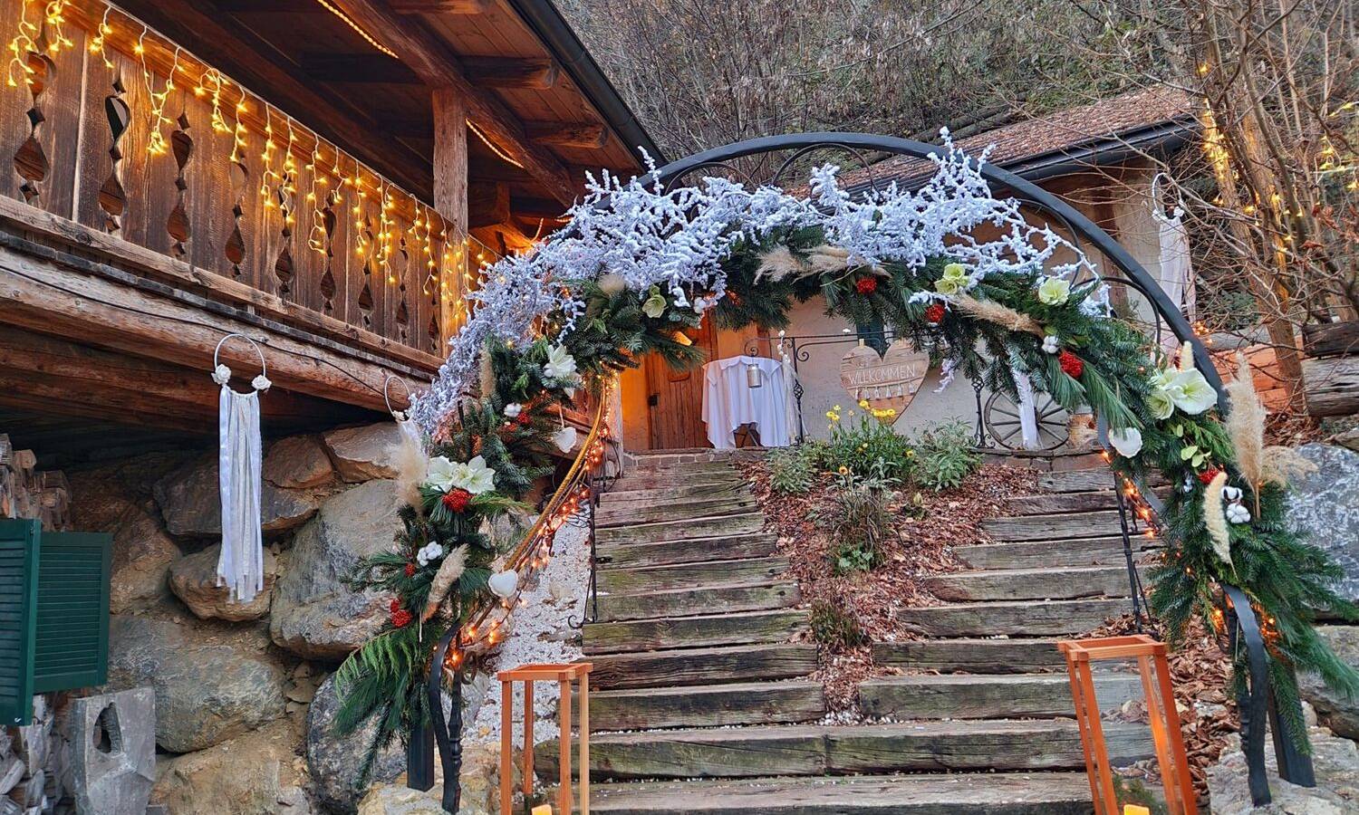 Hochzeitsfeier in der Almhütte Graz mit traditionellem Ambiente und stilvoller Tischdekoration mit Platz bis zu 50 Gästen