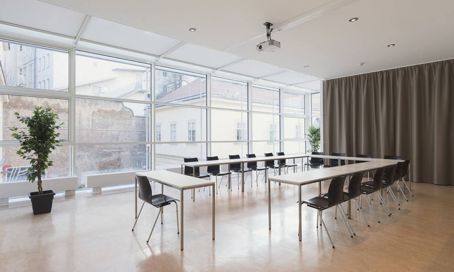 Ansicht des Eventraumes Ateliers mit U-Form Bestuhlung