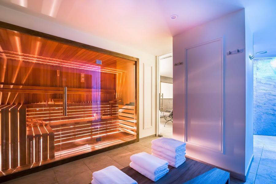 Der Wellnessbereich des Hotels. Es ist eine Sauna zu sehen.