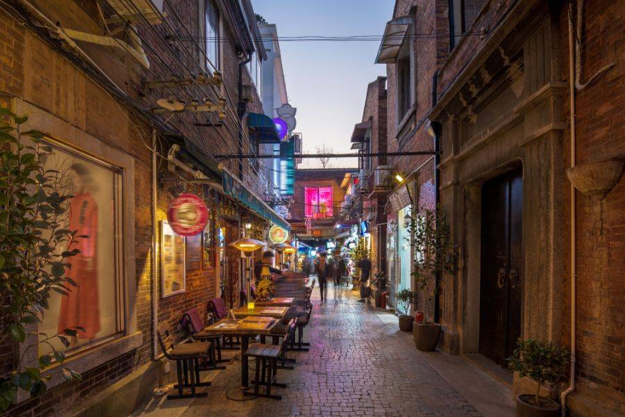 Tianzifang in Shanghai bei Nacht mit kleinen Cafés, Boutiquen und beleuchteten Gassen