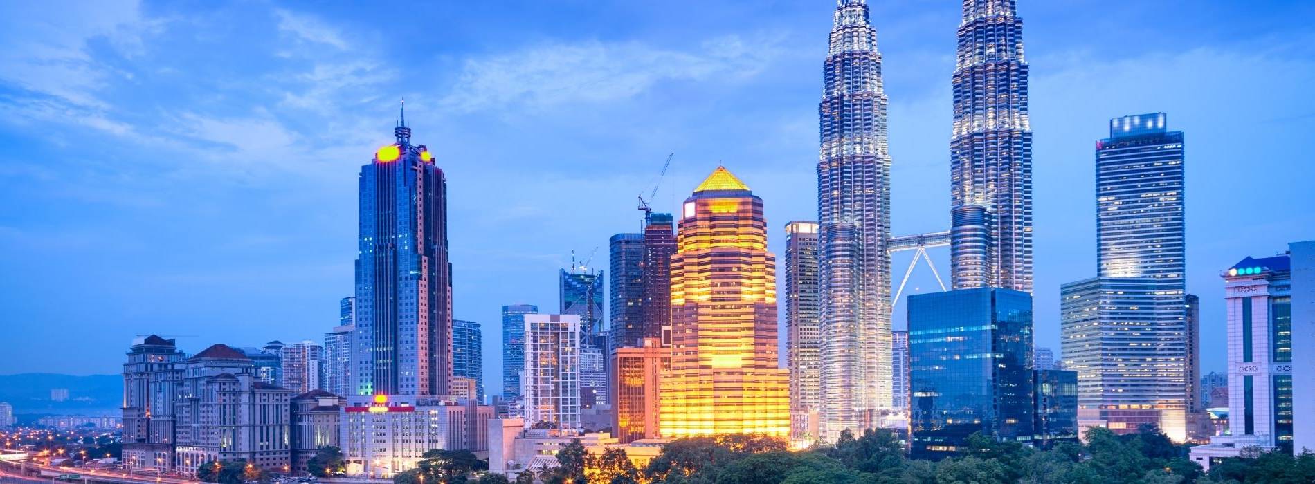 Skyline von Kuala Lumpur mit Petronas Towers bei Dämmerung, Malaysia