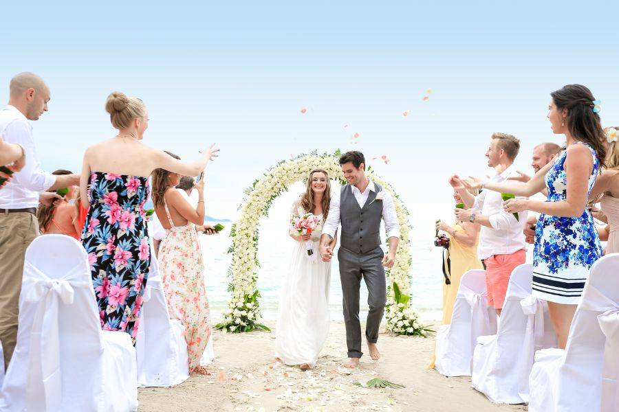 Strandhochzeit mit Brautpaar und Gästen im Melati Beach Resort, Koh Samui