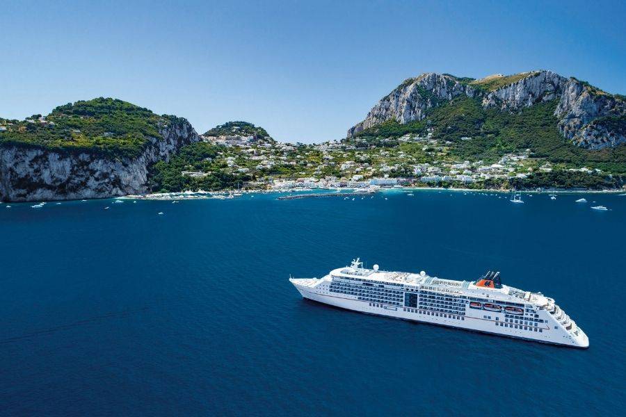 Hapag-Lloyd Cruises Schiff vor der felsigen Küste der italienischen Insel Capri