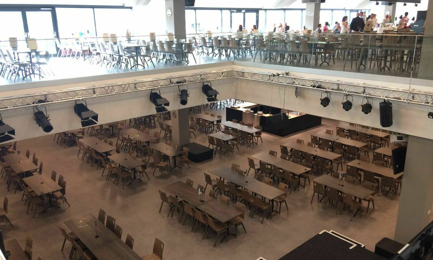 Veranstaltungsbereich bei einer Weihnachtsfeier im Allianz Stadion mit Barbereich und modernem Design für Abendveranstaltungen