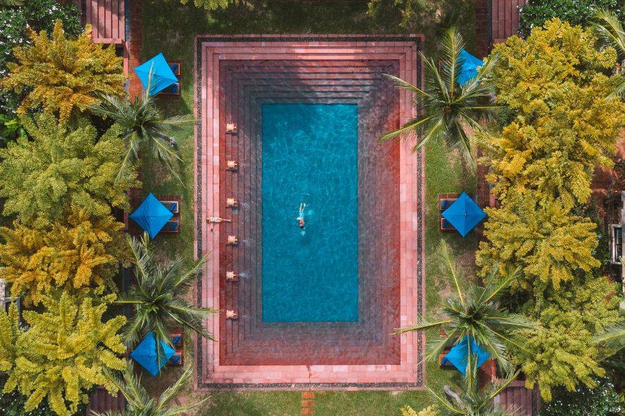 Adults-only Sanctuary Pool im Melati Beach Resort, umgeben von Palmen von oben