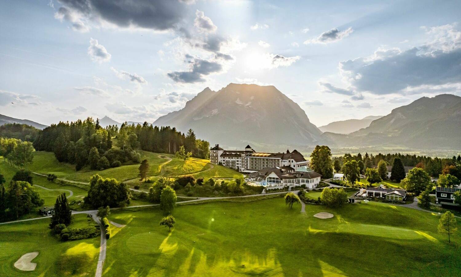 Hotel von außen im Sommer