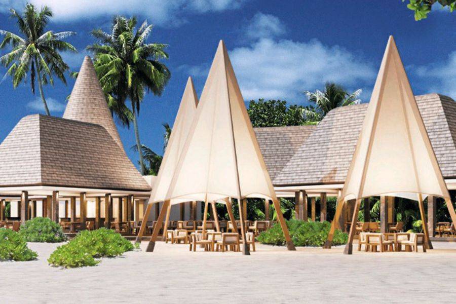 Ein stilvolles Resort direkt am weißen Sandstrand, wo klassische maledivische Architektur und moderne, luftige Pavillons in perfekter Harmonie stehen – ein Ort, der tropischen Luxus und Entspannung vereint.
