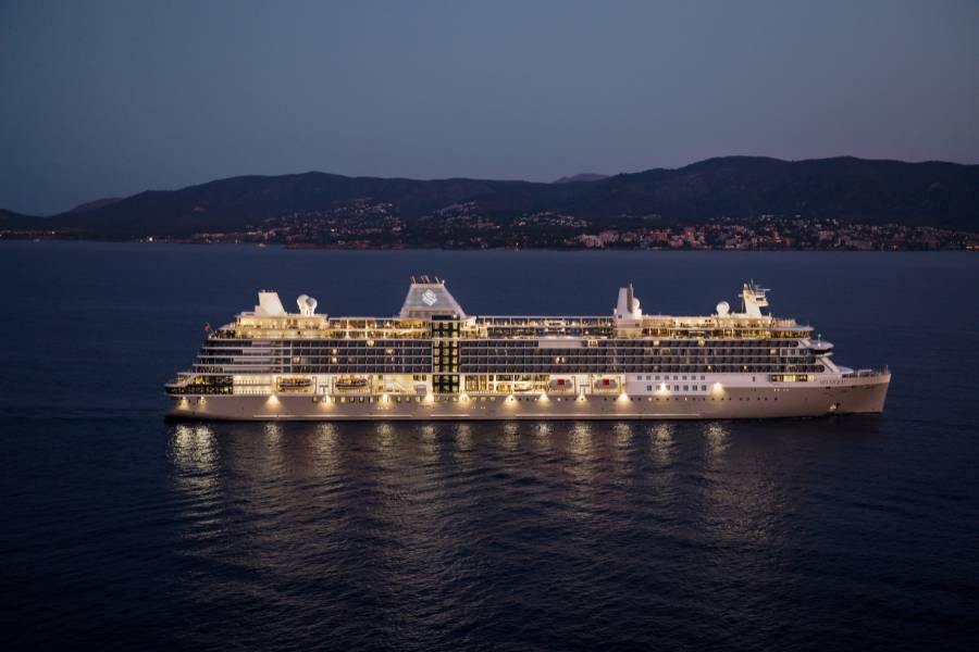 Luxuskreuzfahrttschiff von Silversea bei Abenddämmerung auf dem Mittelmeer